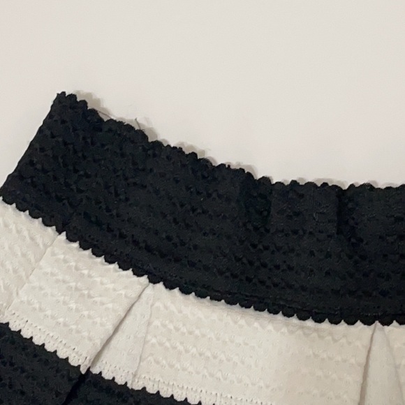 EXPRESS Black & White Striped Mini Skirt Elastic Waist Womens Size M - Picture 4 of 13